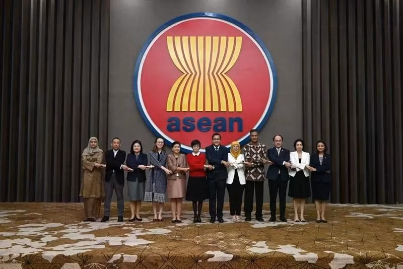 Participants pose for a group photo at the 75th Meeting of the Initiative for ASEAN Integration (IAI) Task Force in Jakarta, Indonesia, on March 5. (Photo: VNA) 