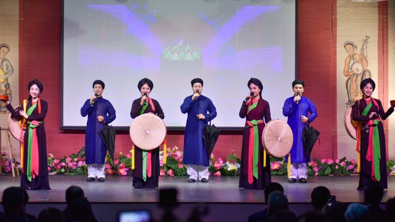 The gentle and soulful melodies of Quan Ho folk songs are introduced during the programme.