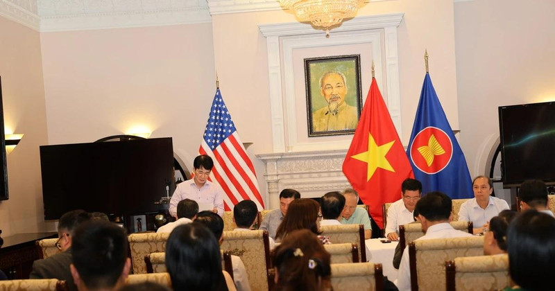 MoIT Minister Nguyen Hong Dien, who is also head of the Government negotiation team, chairs a meeting with team members and representatives from relevant agencies before the first negotiation round. (Photo: moit.gov.vn) 