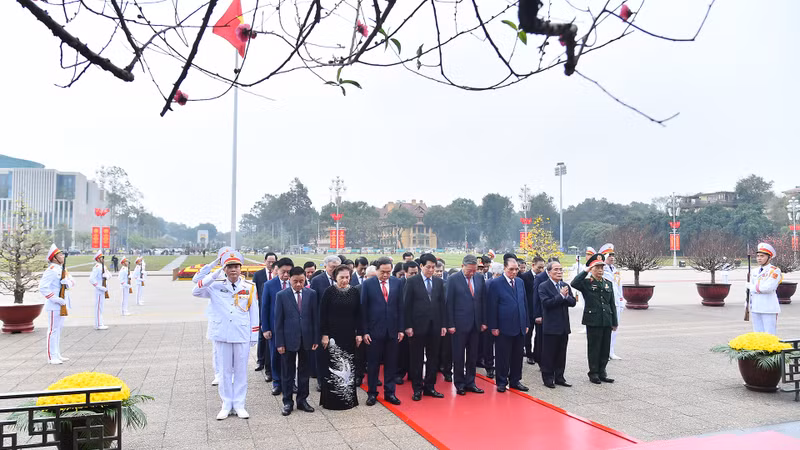 Party and State leaders pay tribute to President Ho Chi Minh at his mausoleum (Photo: NDO)