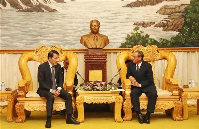 Vietnamese Minister of Public Security General Luong Tam Quang (left) meets with Lao Deputy Prime Minister and Minister of Public Security General Vilay Lakhamphong in Vientiane on April 25. (Photo: VNA) 