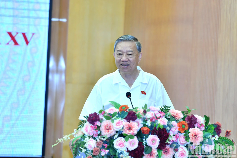 Party General Secretary To Lam addresses the meeting with voters from Ba Dinh, Hai Ba Trung, and Dong Da districts on April 17. (Photo: NDO)