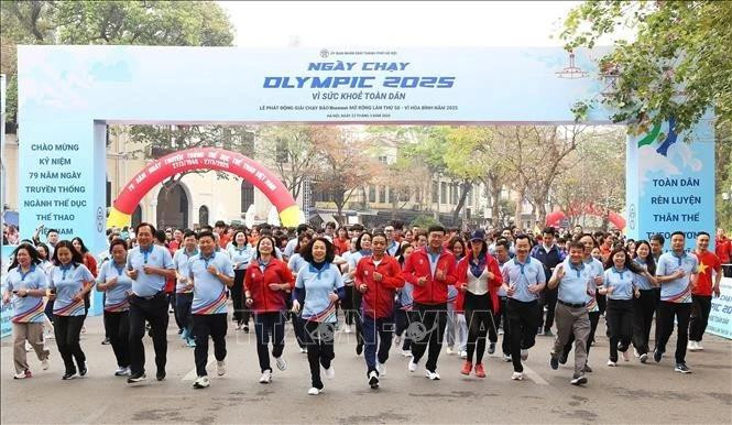 More than 4,000 athletes, coaches, officials, and residents of the capital run a lap around Hoan Kiem Lake on March 23. (Photo: VNA) 