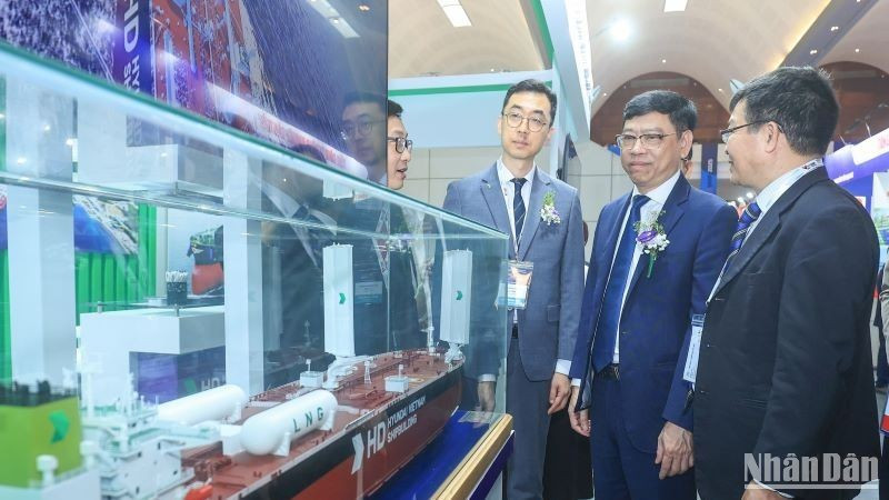 Deputy Minister of Construction Nguyen Xuan Sang visits the booths of a shipbuilding enterprise at Vietship 2025.