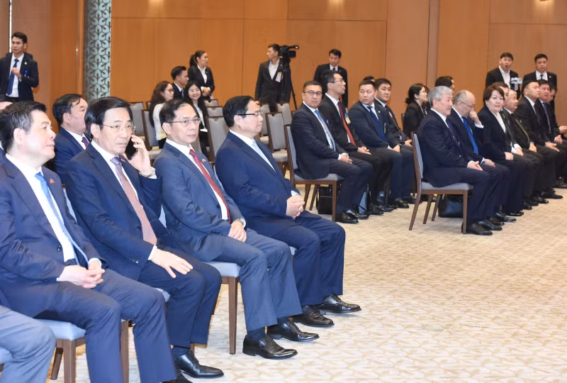 Delegates participate in the signing ceremony for the cooperation documents.