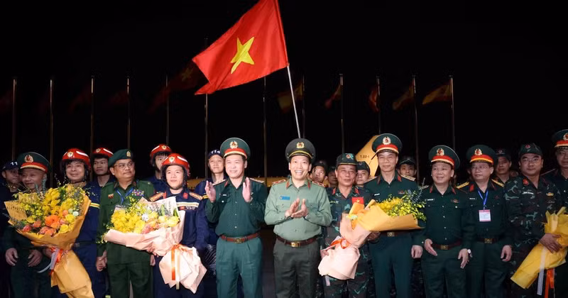The rescue and relief force of the Ministry of National Defence is welcomed home at the Noi Bai International Airport. (Photo: VNA) 