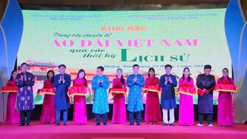 The ribbon cutting ceremony for the exhibition.