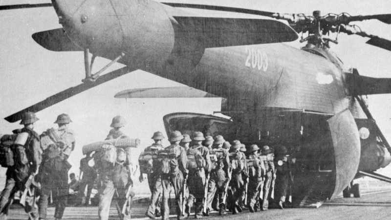 Soldiers boarded transport planes heading to the South to join the Ho Chi Minh Campaign to liberate Saigon (April 1975). (Photo: VNA)