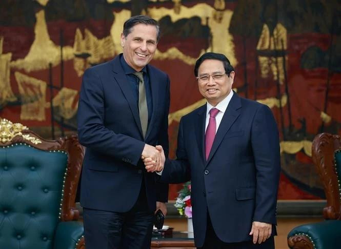 PM Pham Minh Chinh (R) and Skoda Auto Chairman and CEO Klaus Zellmer. (Photo: VNA)