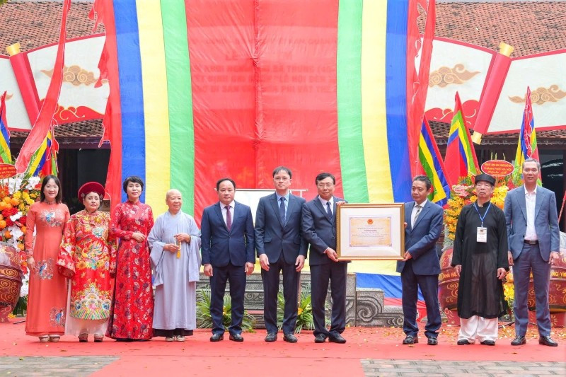 Leaders of Hai Ba Trung District receive the decision recognising the " Trung Sisters' Temple Festival as a National Intangible Cultural Heritage.