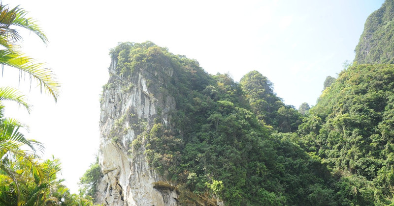 Journalist Cave is located within the limestone mountain range in Lam Son Commune, Luong Son District, Hoa Binh Province. (Photo: TRAN HAI)