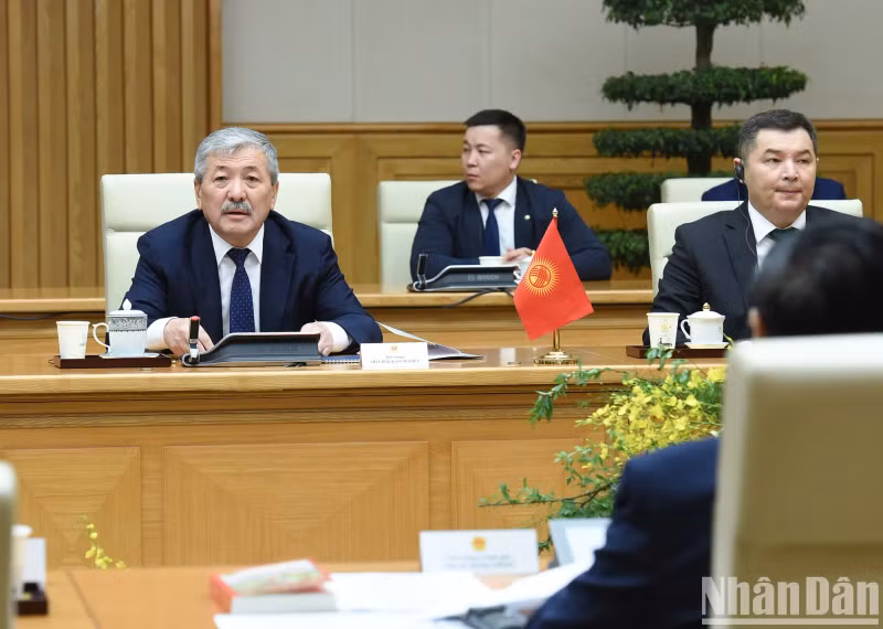Prime Minister of Kyrgyzstan Adylbek Kasymaliev delivers a speech at the talks.