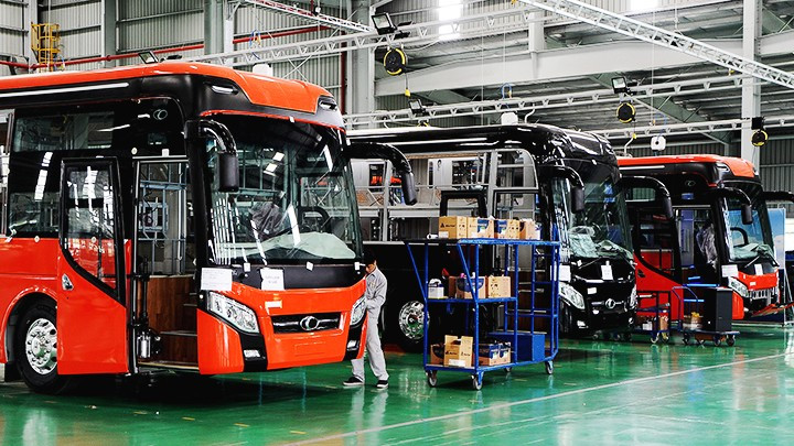 The bus assembly line of Truong Hai Group Joint Stock Company. (Photo: HAI NAM)