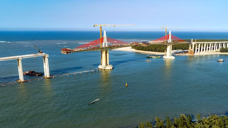 The bridge crossing over Thuan An Estuary, part of the coastal road project passing through Hue City, is expected to be completed by April 30, 2025. (Photo: Dinh Hoang)