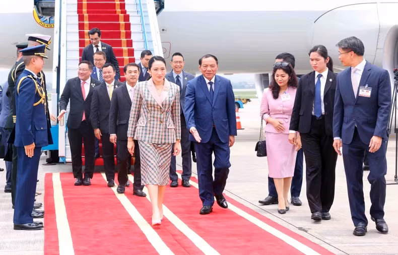 Minister of Culture, Sports and Tourism Nguyen Van Hung extends a warm reception to the Thai Prime Minister upon her arrival at Noi Bai International Airport.