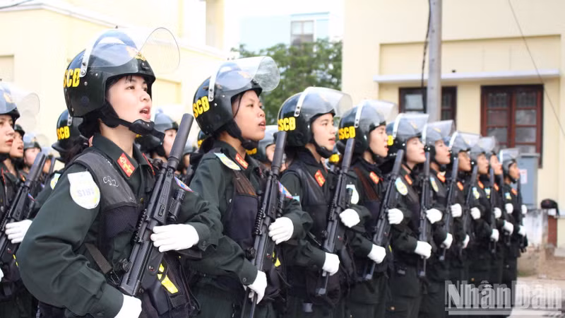 The female Mobile Police officers and soldiers join the rehearsal