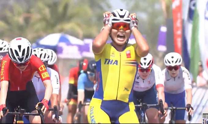 Thailand's Jutatip Maneephan (C) celebrates her victory as Vietnam's Nguyen Thi That (L) comes second at the Asian Road Cycling Championships 2025 in Phitsanulok, Thailand, Feb. 15, 2025. (Photo: VnExpress)