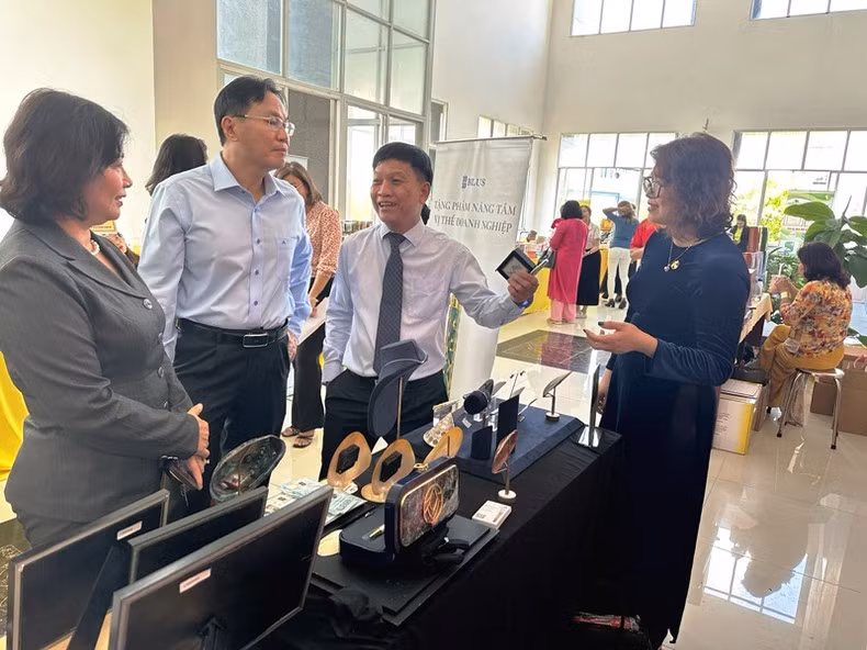 Visitors learn about pearl products for export of BLUSAIGON Joint Stock Company at an exhibition in early March 2025. (Photo: Collaborator) Visitors learn about pearl products for export of BLUSAIGON Joint Stock Company at an exhibition in early March 2025. (Photo: Collaborator)