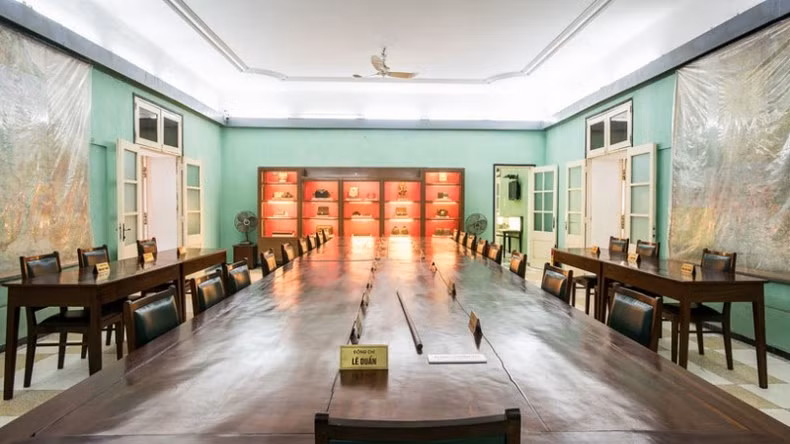 The meeting room at House D67 is meticulously preserved in its original condition.