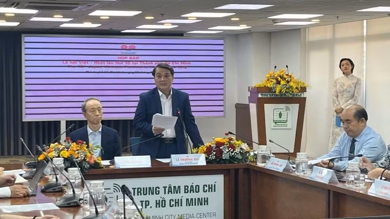 Le Truong Duy, Deputy Director of the Ho Chi Minh City Department of Foreign Affairs, speaks at the press conference.