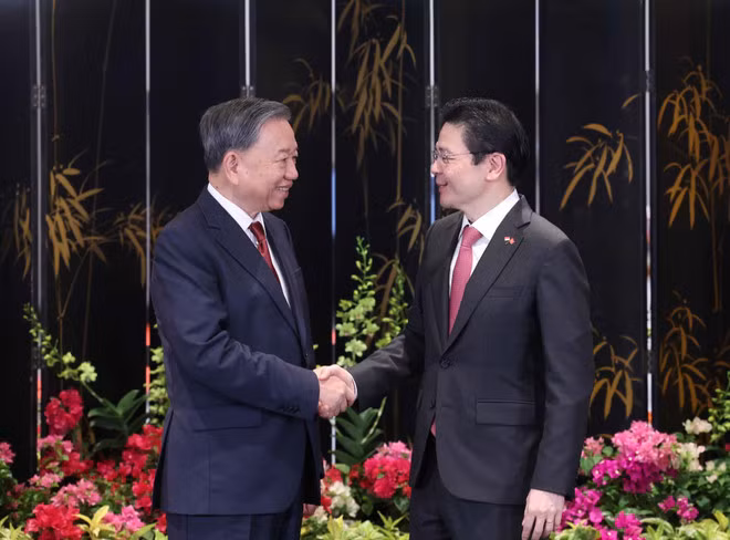 Party General Secretary To Lam (L) and Singaporean PM Lawrence Wong. (Photo: VNA)