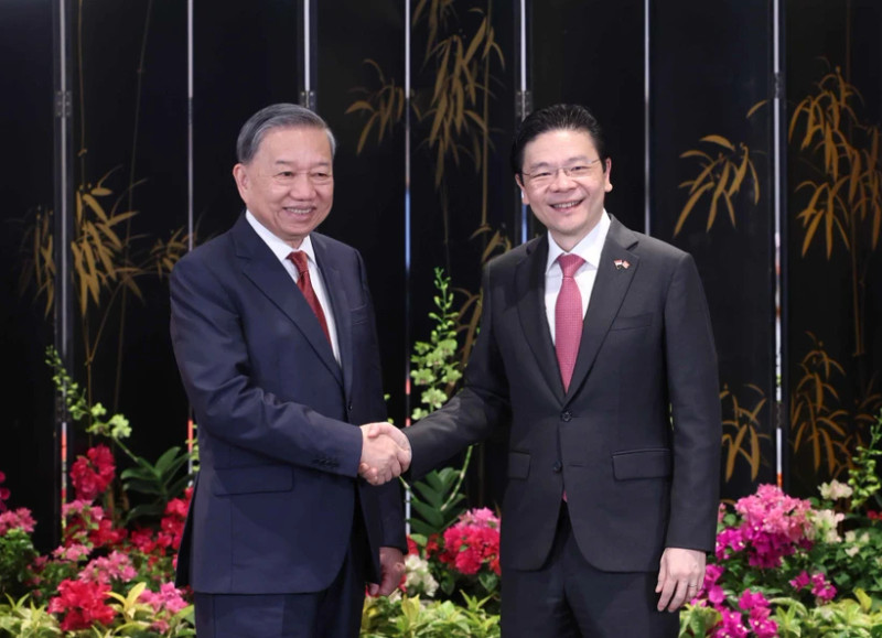 General Secretary of the Communist Party of Vietnam (CPV) Central Committee To Lam (L) and Singaporean Prime Minister and Secretary-General of the ruling People's Action Party (PAP) Lawrence Wong. (Photo: VNA) 