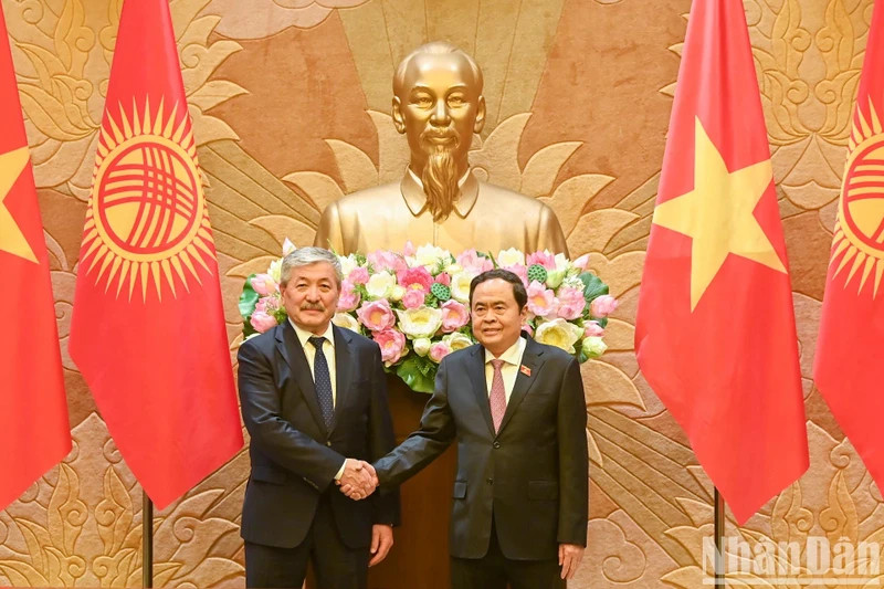 NA Chairman Tran Thanh Man (right) and PM of Kyrgyzstan Adylbek Kasymaliev in Hanoi on March 6 (Photo: NDO)