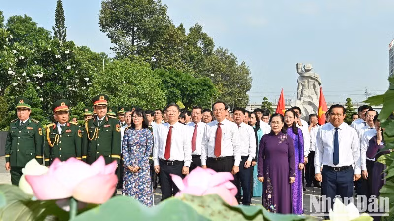 Politburo member Nguyen Van Nen and other members of the delegation solemnly offer incense and lay wreath in tribute to the fallen soldiers at the Ho Chi Minh City Martyrs’ Cemetery. (Photo: DUY LINH)