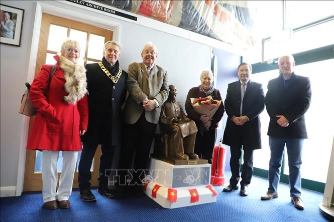 Vietnamese Ambassador to the UK Do Minh Hung poses for a photo with the leaders of Newhaven Museum and the authorities of Newhaven town. (Photo: VNA) 