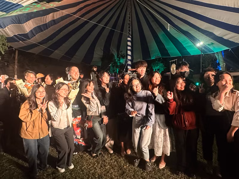 Bati-Holic's members take picture with their fans. Bati-Holic's members take picture with their fans.