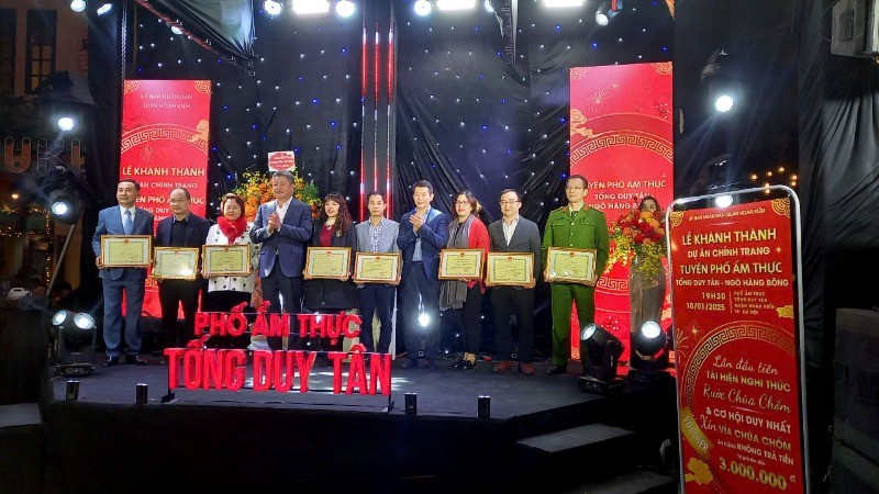 Nguyen Manh Quyen, Vice Chairman of Hanoi’s People's Committee, praises individuals and organisations that contributed significantly to the improvement of the food street.
