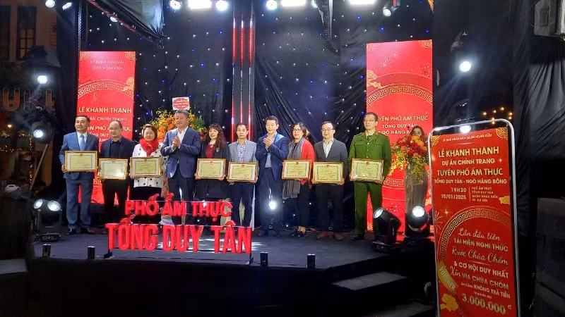 Nguyen Manh Quyen, Vice Chairman of Hanoi’s People's Committee, praises individuals and organisations that contributed significantly to the improvement of the food street.