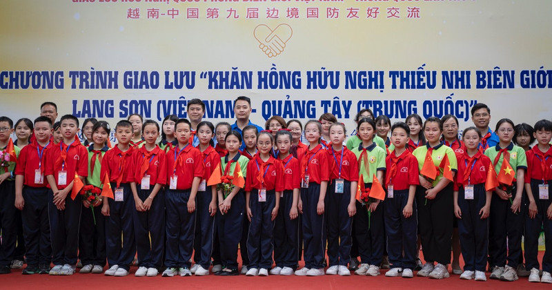 Students from both countries pose for a photo during the event. (Photo: SON TUNG)