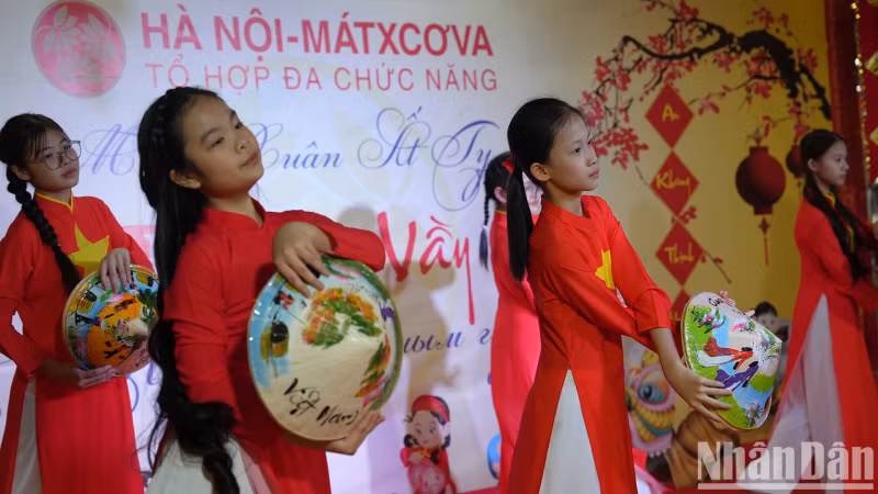He expresses his sincere thanks to Ambassador Dang Minh Khoi, the departments of the Embassy, and Do Xuan Hoang for their assistance to the Vietnamese community at Incentra throughout 2024.