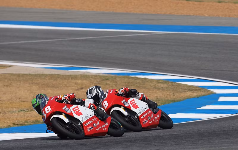 Nguyen Huu Tri accelerates on the track.