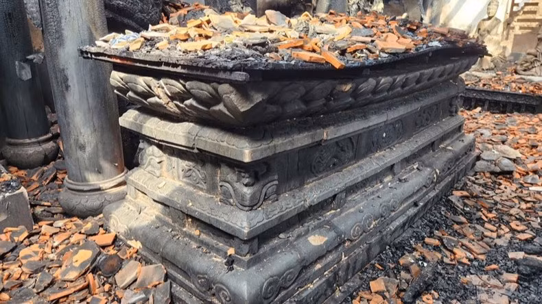 The lotus pedestal, a national treasure at Pho Quang Pagoda, is damaged after the fire. (Photo: Department of Cultural Heritage)