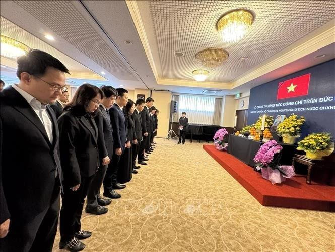 All officials and staff of the Vietnamese Embassy, representatives of Vietnamese agencies, and members of the Vietnamese community in Japan observe a minute’s silence in memory of former State President Tran Duc Luong. (Photo: VNA) 