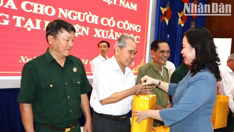 Vice President Vo Thi Anh Xuan presents gifts to revolutionary contributors in Xuan Loc District, Dong Nai Province. 