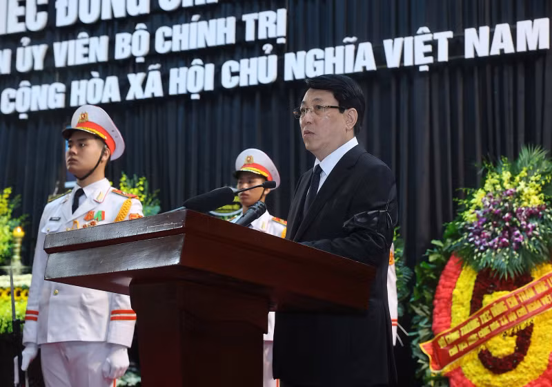 Politburo member and President Luong Cuong, who is also Head of the Funeral Committee, delivers an eulogy. (Photo: VNA)