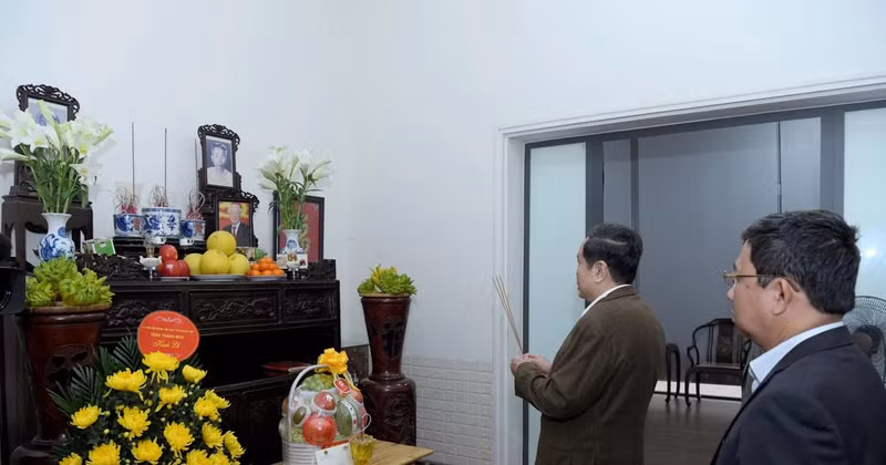 NA Chairman Tran Thanh Man offers incense in tributed to late Party General Secretary Nguyen Phu Trong (Photo: quochohoi.vn)