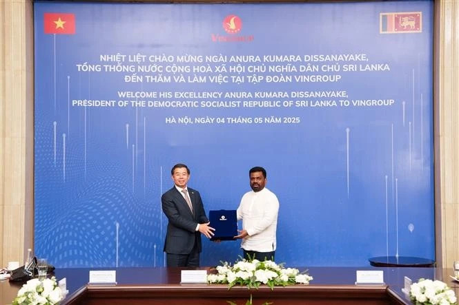Vingroup Vice Chairman and CEO Nguyen Viet Quang (left) presents a souvenir to Sri Lankan President Anura Kumara Dissanayaka on May 4. (Photo: VNA) 