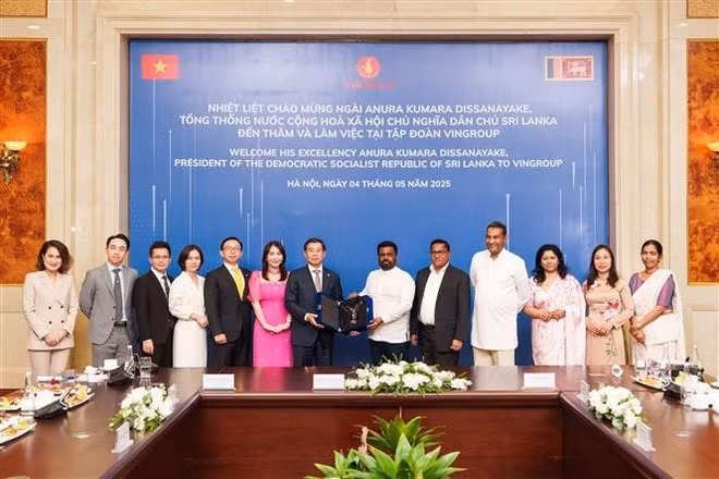 Vingroup Vice Chairman and CEO Nguyen Viet Quang welcomes Sri Lankan President Anura Kumara Dissanayaka. (Photo: VNA)