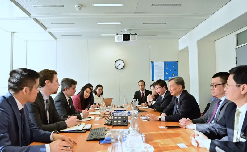 Chairman of the NA's Committee on Science, Technology and Environment Le Quang Huy, Deputy Minister of Science and Technology Bui Hoang Phuong and other members of the working delegation work with the IAEA's representatives.