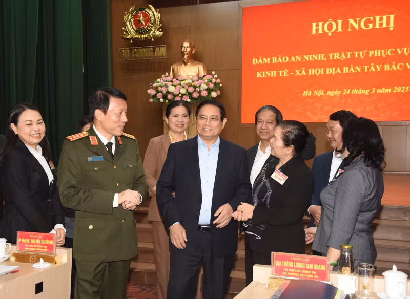 PM Pham Minh Chinh talks with other delegates.