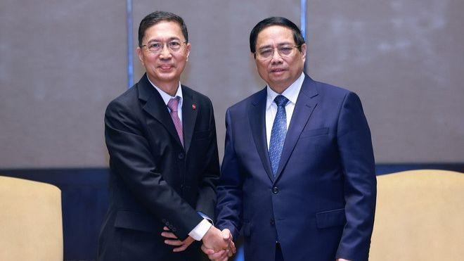 Prime Minister Pham Minh Chinh (R) and Dato' Chow Chee Wah, Chairman of Gamuda Land, at their meeting in Kuala Lumpur on May 25 (Photo: VNA) 