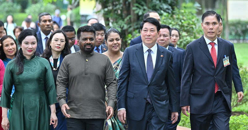 President Luong Cuong and President Anura Kumara Dissanayaka, accompanied by delegates, tour the Ho Chi Minh Relic Site located in the Presidential Palace compound.