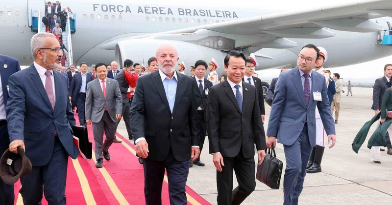 Brazilian President Luiz Inacio Lula da Silva arrives in Hanoi on March 27 afternoon, beginning his three-day state visit to Vietnam at the invitation of State President Luong Cuong. (Photo: VNA) 