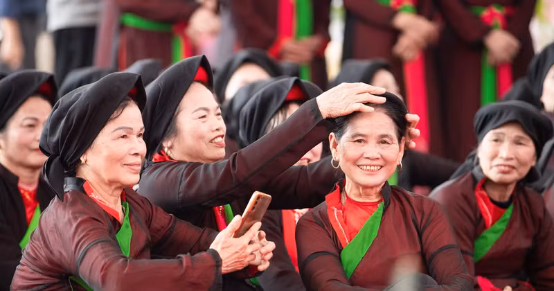 In a heartwarming moment, local residents who participated in “Bắc Bling” attend its launch event right in their hometown.