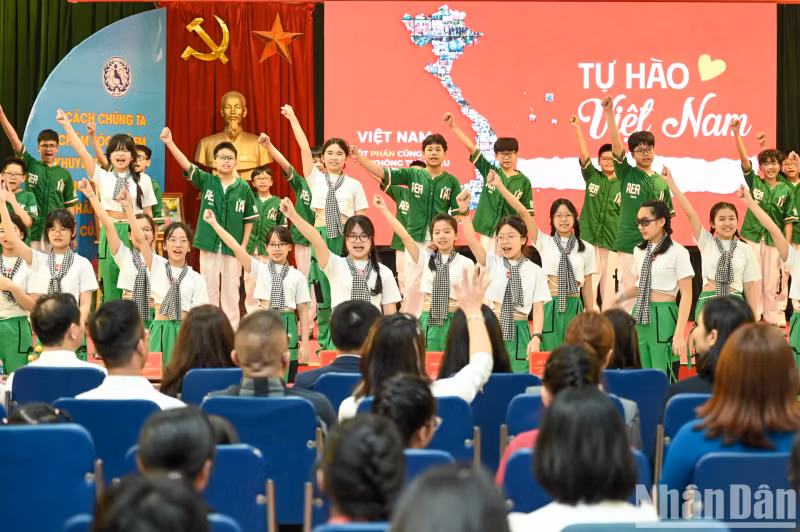 A musical performance by the students to greet the guests.