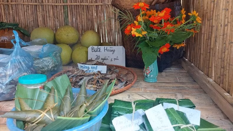 Local agricultural products are beautifully arranged.